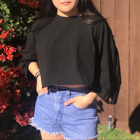 Black O-Ring Cropped Tee - Picture 5 of 5